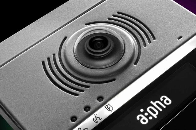 La telecamera grandangolare assicura un’ampia visuale e alta qualità delle immagini per garantire maggior sicurezza a chi è in casa La telecamera grandangolare assicura un’ampia visuale e alta qualità delle immagini per garantire maggior sicurezza a chi è in casa