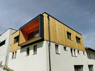 Soprelevazione con elementi in legno prefabbricati e sistema a telaio. Soprelevazione con elementi in legno prefabbricati e sistema a telaio.