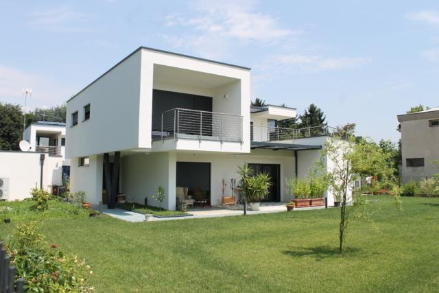 Vista dell'esterno della casa in legno prefabbricata con sistema a telaio Vista dell'esterno della casa in legno prefabbricata con sistema a telaio