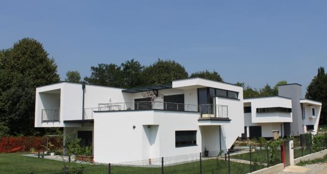 Vista dell'esterno della villa unifamiliare costruita a Bellusco (MB) con sistema a telaio in legno prefabbricato. Vista dell'esterno della villa unifamiliare costruita a Bellusco (MB) con sistema a telaio in legno prefabbricato.