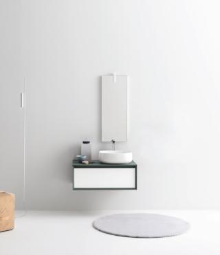 base portalavabo a cassetto con frontale laccato bianco lucido di Materia Vip 03 di Arbi Arredobagno racchiusa in struttura laccato verde base portalavabo a cassetto con frontale laccato bianco lucido di Materia Vip 03 di Arbi Arredobagno racchiusa in struttura laccato verde