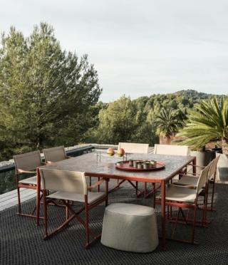 Mirto Outdoor di B&B Italia è il grande tavolo con sedie per esterno: ha la struttura in pressofusione di alluminio nelle tre nuove varianti argilla, salvia e antracite e il piano realizzato con piastrelle di pietra lavica smaltata che riproducono il disegno di un pizzo siciliano Mirto Outdoor di B&B Italia è il grande tavolo con sedie per esterno: ha la struttura in pressofusione di alluminio nelle tre nuove varianti argilla, salvia e antracite e il piano realizzato con piastrelle di pietra lavica smaltata che riproducono il disegno di un pizzo siciliano