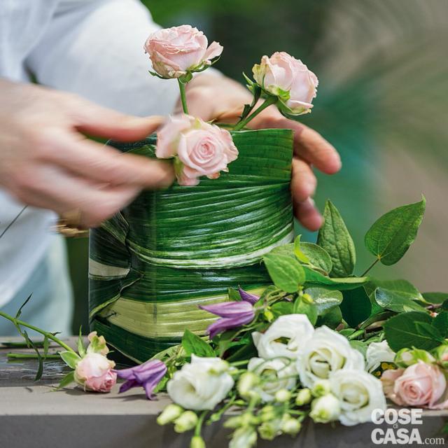 3. Recidere gli steli delle rose a mazzetti, con un taglio obliquo, e inserirli nella spugna distribuendo i più lunghi al centro e i più corti ai lati. 3. Recidere gli steli delle rose a mazzetti, con un taglio obliquo, e inserirli nella spugna distribuendo i più lunghi al centro e i più corti ai lati.