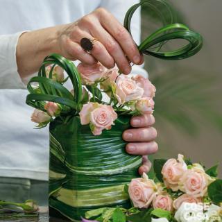 5. Inserire le due decorazioni ad anelli di steelgrass nella spugna. 5. Inserire le due decorazioni ad anelli di steelgrass nella spugna.