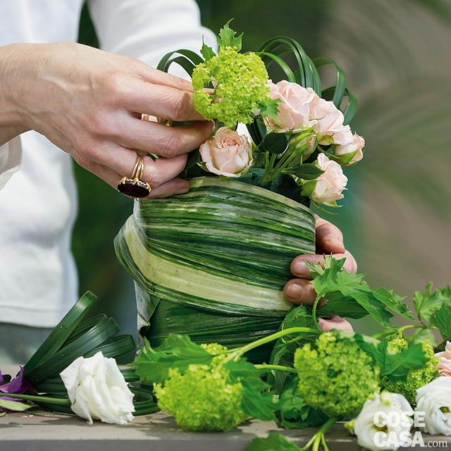 6. Ricavare i fiori di viburno con il loro stelo verde che deve essere attaccato a 2 cm circa di gambo legnoso: questa parte è più rigida, si potrà infilare agevolmente nella spugna e inoltre potrà assorbire l’acqua meglio del sottile gambo verde. Inserire i fiori nella spugna, alternandoli alle rose e distribuendoli bene, facendone cadere un paio verso il basso a coprire i bordi della spugna. 6. Ricavare i fiori di viburno con il loro stelo verde che deve essere attaccato a 2 cm circa di gambo legnoso: questa parte è più rigida, si potrà infilare agevolmente nella spugna e inoltre potrà assorbire l’acqua meglio del sottile gambo verde. Inserire i fiori nella spugna, alternandoli alle rose e distribuendoli bene, facendone cadere un paio verso il basso a coprire i bordi della spugna.