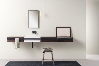 mobile lavabo modulare Ever di Desivero con lavabo sospeso dotato di maniglia di sicurezza in rovere mobile lavabo modulare Ever di Desivero con lavabo sospeso dotato di maniglia di sicurezza in rovere
