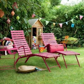 Un'intensa tonalità di rosso per la chaise longue per esterno Bistro di Fermob: la struttura è realizzata in acciaio colorato a polvere anti-UV e con un trattamento di massima protezione per l'uso all'aperto. Lo schienale è regolabile in tre posizioni per il massimo confort ed è disponibile in ventisei varianti di colore. Misura L 55,5 x P 140,8 x H 89 cm. Prezzo 340 euro. www.fermob.com Un'intensa tonalità di rosso per la chaise longue per esterno Bistro di Fermob: la struttura è realizzata in acciaio colorato a polvere anti-UV e con un trattamento di massima protezione per l'uso all'aperto. Lo schienale è regolabile in tre posizioni per il massimo confort ed è disponibile in ventisei varianti di colore. Misura L 55,5 x P 140,8 x H 89 cm. Prezzo 340 euro. www.fermob.com