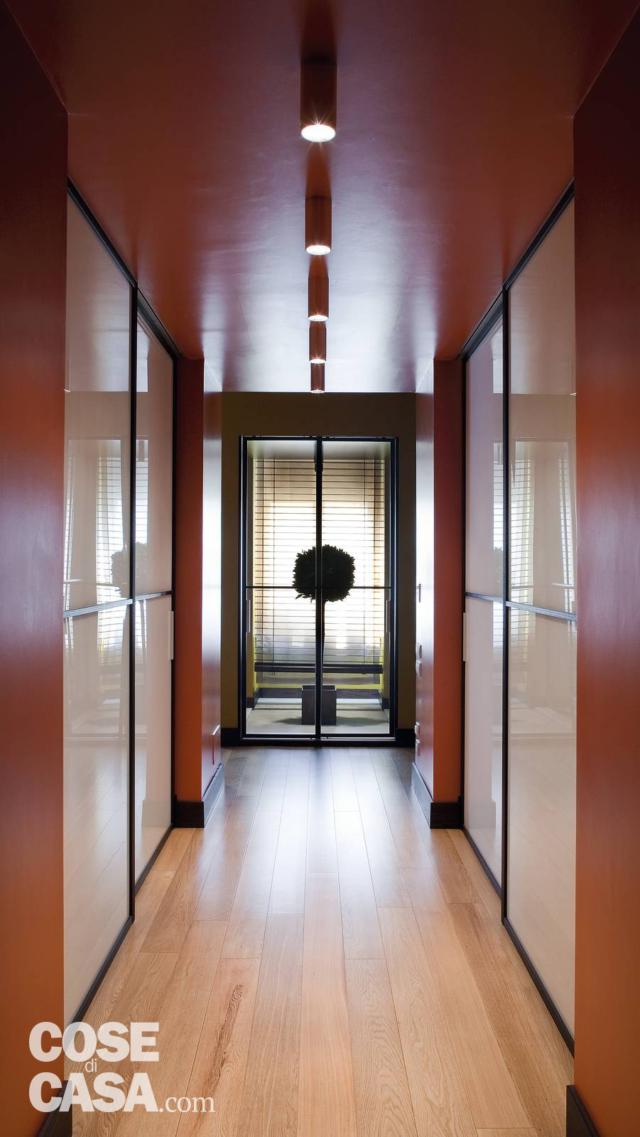 corridoio pareti e soffitto rosso con ante scorrevoli lucide corridoio pareti e soffitto rosso con ante scorrevoli lucide