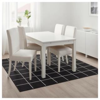 Svallerup di Ikea Italia è il tappeto quadrato a tessitura piatta con un raffinato motivo a quadri bianco e nero; siccome è double-face può essere usato da entrambi i lati. Il polipropilene con cui è realizzato lo rende particolarmente resistente alle macchie e allo sporco. Misura L 200 x P 200 cm. Prezzo 70 euro. Svallerup di Ikea Italia è il tappeto quadrato a tessitura piatta con un raffinato motivo a quadri bianco e nero; siccome è double-face può essere usato da entrambi i lati. Il polipropilene con cui è realizzato lo rende particolarmente resistente alle macchie e allo sporco. Misura L 200 x P 200 cm. Prezzo 70 euro.