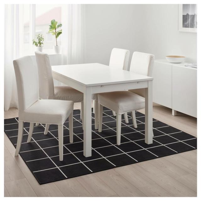 Svallerup di Ikea Italia è il tappeto quadrato a tessitura piatta con un raffinato motivo a quadri bianco e nero; siccome è double-face può essere usato da entrambi i lati. Il polipropilene con cui è realizzato lo rende particolarmente resistente alle macchie e allo sporco. Misura L 200 x P 200 cm. Prezzo 70 euro. Svallerup di Ikea Italia è il tappeto quadrato a tessitura piatta con un raffinato motivo a quadri bianco e nero; siccome è double-face può essere usato da entrambi i lati. Il polipropilene con cui è realizzato lo rende particolarmente resistente alle macchie e allo sporco. Misura L 200 x P 200 cm. Prezzo 70 euro.