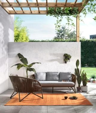 Atmosphere di Kave Home è il tappeto per esterni, tessuto a mano, interamente realizzato in Pet arancione, il materiale riciclato e ottenuto dal trattamento di bottiglie di plastica: è resistente al freddo, al calore e all'umidità, leggero e facile da pulire. Misura L 130 x P 190 cm. Prezzo 114 euro Atmosphere di Kave Home è il tappeto per esterni, tessuto a mano, interamente realizzato in Pet arancione, il materiale riciclato e ottenuto dal trattamento di bottiglie di plastica: è resistente al freddo, al calore e all'umidità, leggero e facile da pulire. Misura L 130 x P 190 cm. Prezzo 114 euro