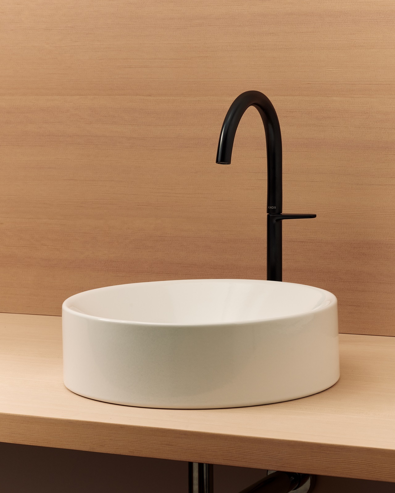 Si presenza con un design essenziale il miscelatore per lavabo AXOR One di Axor con bocca d’erogazione sottile. Realizzato in ottone, poi sottoposto a cromatura, e infine alla laccatura opaca, per una maggiore durevolezza della finitura. È disponibile in 10 finiture. È alto 21 cm. Prezzo del modello Select 140 con piletta push-open in nero opaco 872 euro. www.axor-design.com/it Si presenza con un design essenziale il miscelatore per lavabo AXOR One di Axor con bocca d’erogazione sottile. Realizzato in ottone, poi sottoposto a cromatura, e infine alla laccatura opaca, per una maggiore durevolezza della finitura. È disponibile in 10 finiture. È alto 21 cm. Prezzo del modello Select 140 con piletta push-open in nero opaco 872 euro. www.axor-design.com/it