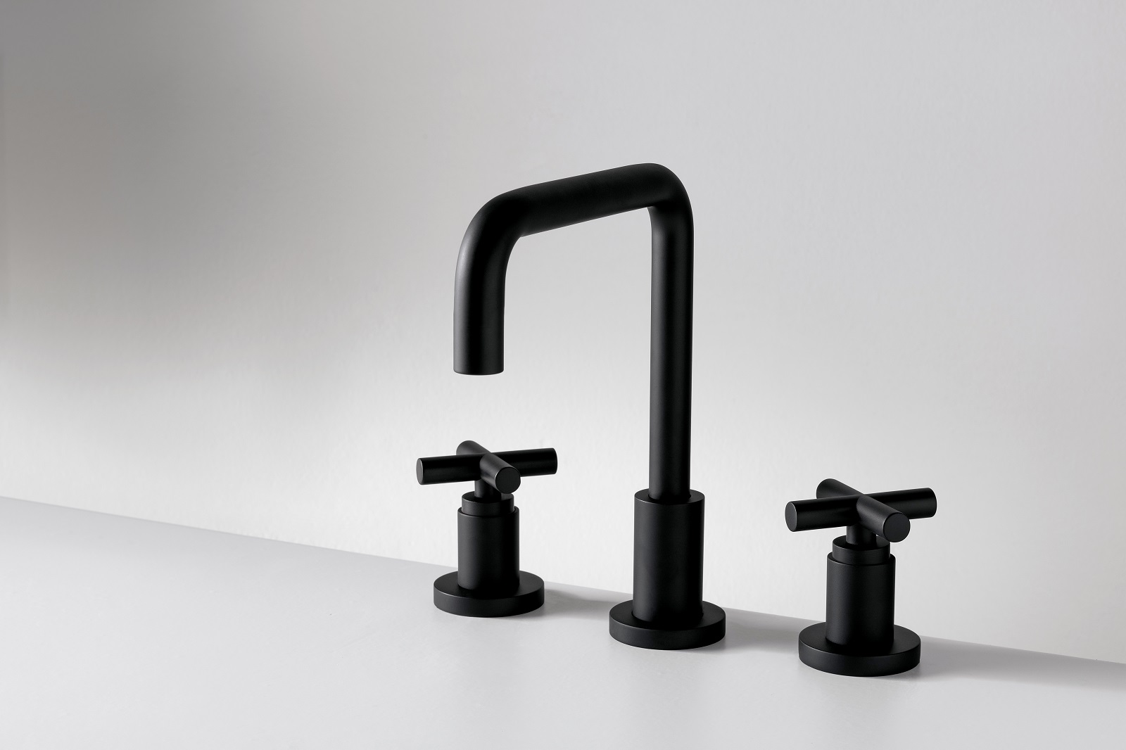 La batteria rubinetti per lavabo DA-DA di Zazzeri in finitura nera ha collo girevole quadrato. Si caratterizza per l’estrema pulizia delle forme. Ha un’altezza di 23,1 cm. Prezzo, Iva esclusa, 501 euro. www.zazzeri.it La batteria rubinetti per lavabo DA-DA di Zazzeri in finitura nera ha collo girevole quadrato. Si caratterizza per l’estrema pulizia delle forme. Ha un’altezza di 23,1 cm. Prezzo, Iva esclusa, 501 euro. www.zazzeri.it