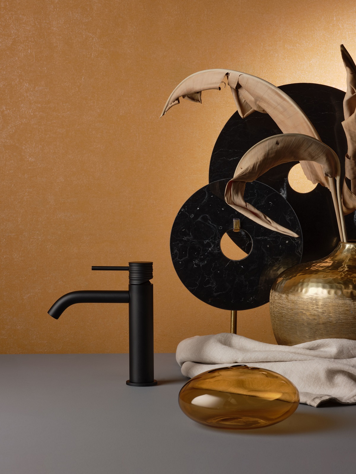 È in finitura black il miscelatore monocomando per lavabo della serie Diametro35 Impronte di Ritmonio. Ha comando con lavorazione Rigo e leva lunga. È alto 14,1 cm. Prezzo 494,10 euro. www.ritmonio.it È in finitura black il miscelatore monocomando per lavabo della serie Diametro35 Impronte di Ritmonio. Ha comando con lavorazione Rigo e leva lunga. È alto 14,1 cm. Prezzo 494,10 euro. www.ritmonio.it