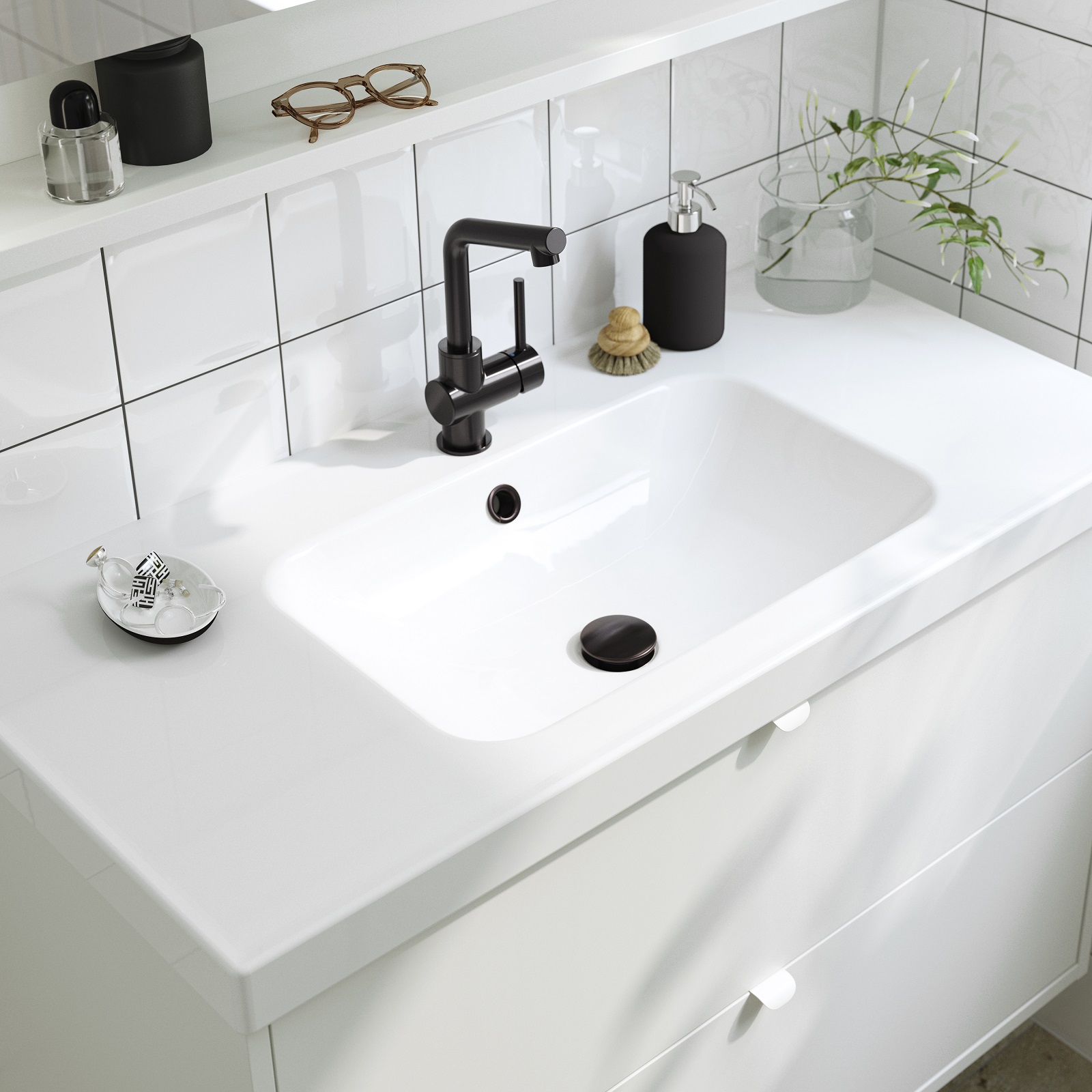 Il miscelatore per lavabo Lundskär di Ikea di nero è resistente e durevole. L'aeratore integrato garantisce un giusto flusso d'acqua, permettendo di consumare meno acqua ed energia. È alto 25,6 cm. Prezzo 80 euro. www.ikea.com Il miscelatore per lavabo Lundskär di Ikea di nero è resistente e durevole. L'aeratore integrato garantisce un giusto flusso d'acqua, permettendo di consumare meno acqua ed energia. È alto 25,6 cm. Prezzo 80 euro. www.ikea.com