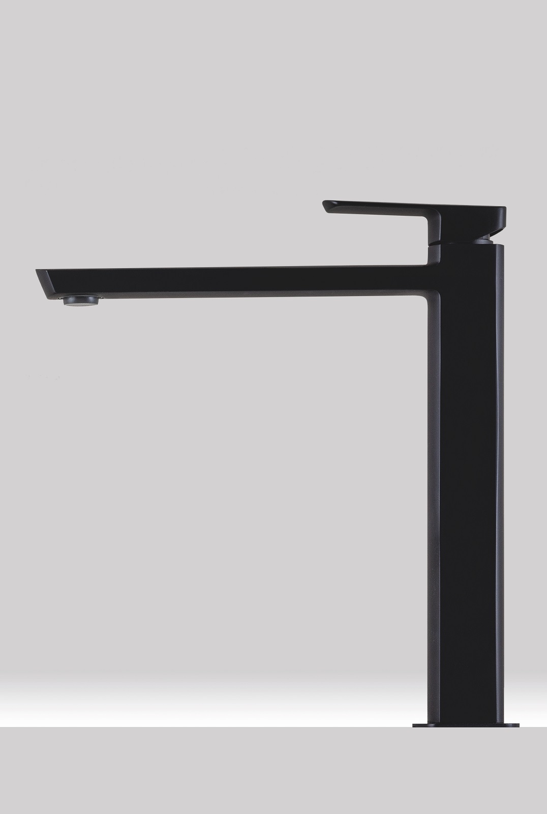 Ha finitura 39_37 molto resistente e facile da pulire il miscelatore per lavabo MIS di Palazzani di colore nero. È alto 27,3 cm. Prezzo, senza Iva, 519 euro. www.palazzani.eu Ha finitura 39_37 molto resistente e facile da pulire il miscelatore per lavabo MIS di Palazzani di colore nero. È alto 27,3 cm. Prezzo, senza Iva, 519 euro. www.palazzani.eu