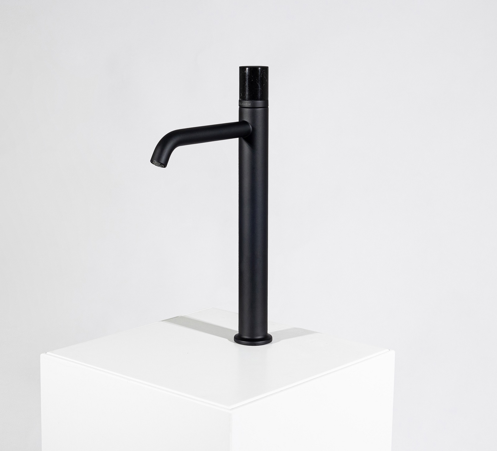 Il miscelatore monocomando per lavabo da appoggio Sprint Color di Guglielmi in foto ha comando in Marmo Nero Marquinia con venature. L’abbinamento con la finitura nero opaco crea un contrasto che esalta l’aspetto del marmo. Prezzo 820 euro. www.guglielmi.com Il miscelatore monocomando per lavabo da appoggio Sprint Color di Guglielmi in foto ha comando in Marmo Nero Marquinia con venature. L’abbinamento con la finitura nero opaco crea un contrasto che esalta l’aspetto del marmo. Prezzo 820 euro. www.guglielmi.com