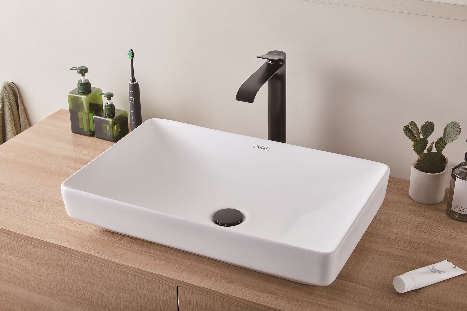 Ha maniglia sottile e minimale e con la bocca d’erogazione sottile e incurvata verso il basso il miscelatore monocomando lavabo 110 Vivenis di Hansgrohe in nero opaco. Il getto a cascata risulta setoso e vellutato grazie alla tecnologia AirPower integrata che arricchisce l’acqua con particelle d’aria. Prezzo 320,50 euro. www.hansgrohe.it Ha maniglia sottile e minimale e con la bocca d’erogazione sottile e incurvata verso il basso il miscelatore monocomando lavabo 110 Vivenis di Hansgrohe in nero opaco. Il getto a cascata risulta setoso e vellutato grazie alla tecnologia AirPower integrata che arricchisce l’acqua con particelle d’aria. Prezzo 320,50 euro. www.hansgrohe.it