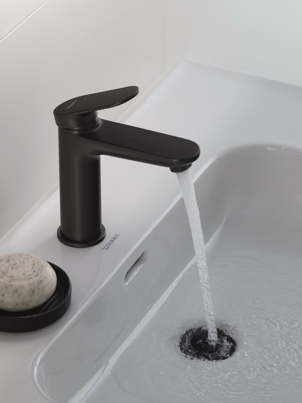 Il miscelatore monocomando Wave di Duravit nella misura M è in nero opaco. Dotato di rompigetto con EasyClean, è senza saltarello ed è alto 17,1 cm. Prezzo 214 euro. www.duravit.it Il miscelatore monocomando Wave di Duravit nella misura M è in nero opaco. Dotato di rompigetto con EasyClean, è senza saltarello ed è alto 17,1 cm. Prezzo 214 euro. www.duravit.it