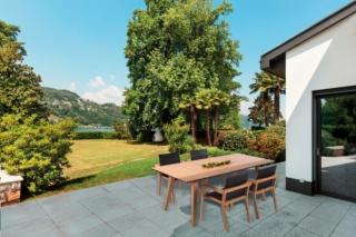 collezione Lido di Pircher sia il tavolo da esterno interamente realizzato in legno di eucalipto sia la sedia con braccioli coordinata: è realizzata in legno di eucalipto e textilene nero. Il tavolo misura L 180 x P 100 x H 75,5 cm collezione Lido di Pircher sia il tavolo da esterno interamente realizzato in legno di eucalipto sia la sedia con braccioli coordinata: è realizzata in legno di eucalipto e textilene nero. Il tavolo misura L 180 x P 100 x H 75,5 cm