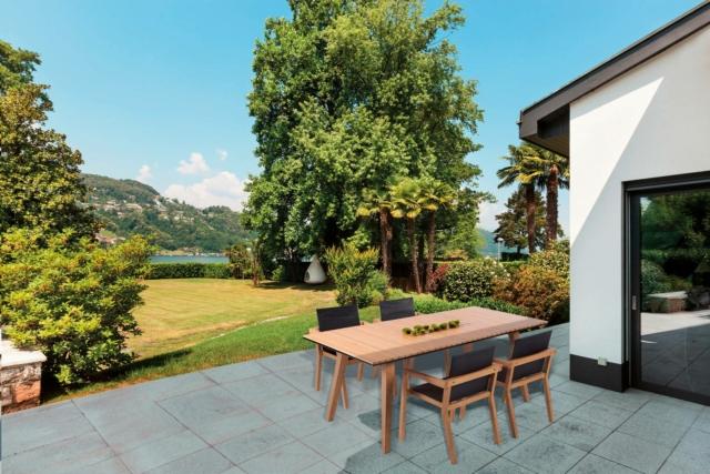 collezione Lido di Pircher sia il tavolo da esterno interamente realizzato in legno di eucalipto sia la sedia con braccioli coordinata: è realizzata in legno di eucalipto e textilene nero. Il tavolo misura L 180 x P 100 x H 75,5 cm collezione Lido di Pircher sia il tavolo da esterno interamente realizzato in legno di eucalipto sia la sedia con braccioli coordinata: è realizzata in legno di eucalipto e textilene nero. Il tavolo misura L 180 x P 100 x H 75,5 cm