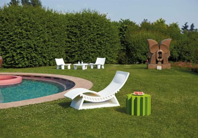 Tic Tac di Slide è la chaise longue per esterno che rivisita in chiave moderna il modello classico di Le Corbusier. È composta da due parti: la seduta Tic e il tavolino Tac che possono essere usati anche separatamente.: entrambi sono realizzati in polietilene colorato. Lo schienale regolabile richiama gli ingranaggi degli orologi. Misura L 170 x P 60 x H 65 cm. Prezzo 951,60 euro. www.slidedesign.it Tic Tac di Slide è la chaise longue per esterno che rivisita in chiave moderna il modello classico di Le Corbusier. È composta da due parti: la seduta Tic e il tavolino Tac che possono essere usati anche separatamente.: entrambi sono realizzati in polietilene colorato. Lo schienale regolabile richiama gli ingranaggi degli orologi. Misura L 170 x P 60 x H 65 cm. Prezzo 951,60 euro. www.slidedesign.it