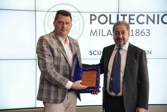 Design Warm Contest Scirocco H 2019, menzione speciale al Politecnico di Milano, scuola del design. Nella foto: Filippo Arbellia, amministratore e socio di Scirocco H e il professor Davide Bruno del Politecnico di Milano. Design Warm Contest Scirocco H 2019, menzione speciale al Politecnico di Milano, scuola del design. Nella foto: Filippo Arbellia, amministratore e socio di Scirocco H e il professor Davide Bruno del Politecnico di Milano.