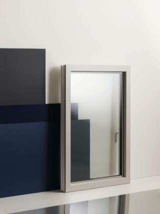 finestra a un’anta FIN-90 Nova-line Plus di Finstral con rivestimento in alluminio esterno e pvc interno finestra a un’anta FIN-90 Nova-line Plus di Finstral con rivestimento in alluminio esterno e pvc interno