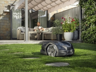 Automower® 305E Nera è un robot tagliaerba rivolti ai privati che possiedono un giardino di piccole dimensioni. È dotato di tecnologia Husqvarna EdgeCut, che riduce la necessità di una rifinitura manuale. Garantisce un’area di lavoro massima di 600 metri quadrati con taglio irregolare, 900 con taglio sistematico. Automower® 305E Nera è un robot tagliaerba rivolti ai privati che possiedono un giardino di piccole dimensioni. È dotato di tecnologia Husqvarna EdgeCut, che riduce la necessità di una rifinitura manuale. Garantisce un’area di lavoro massima di 600 metri quadrati con taglio irregolare, 900 con taglio sistematico.