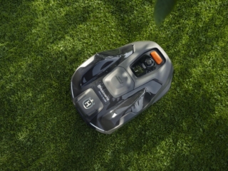 Il robot tagliaerba Automower® 405XE Nera di Husqvarna è una delle novità del 2025. Si può installare senza filo perimetrale ed è adatto a prati di piccole dimensioni. È dotato di tecnologia EdgeCut, funzione evita oggetti, controllo delle zone AIM, connettività cellulare, wi-fi e Bluetooth. Prezzo da 2199 euro. https://www.husqvarna.com/it/r Il robot tagliaerba Automower® 405XE Nera di Husqvarna è una delle novità del 2025. Si può installare senza filo perimetrale ed è adatto a prati di piccole dimensioni. È dotato di tecnologia EdgeCut, funzione evita oggetti, controllo delle zone AIM, connettività cellulare, wi-fi e Bluetooth. Prezzo da 2199 euro. https://www.husqvarna.com/it/r