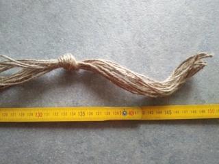 Fate asciugare bene tutto e procedete preparando la rete di spago con cui verrà appesa la ciotola. Fate asciugare bene tutto e procedete preparando la rete di spago con cui verrà appesa la ciotola.