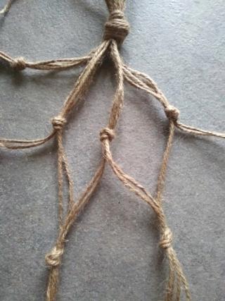 Divideteli in 4 gruppi e annodateli tra di loro come nelle foto Divideteli in 4 gruppi e annodateli tra di loro come nelle foto