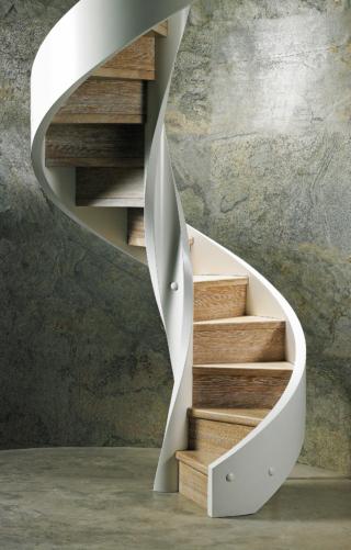 La scala elicoidale in legno di Rizzi viene realizzata su misura a partire da un diametro esterno di 110 cm fino a un massimo di 300 cm. È disponibile in qualsiasi essenza. I parapetti possono essere anch'essi in legno o in acciaio, verniciato o satinato. Prezzo su richiesta. www.rizziscale.it