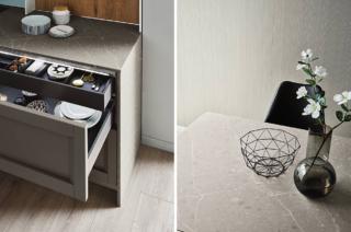 La cucina ad angolo è progettata attraverso un uso attento dei materiali,  come top e fianco terminale in Caranto Quartz Andromeda, e attrezzature funzionali, come cestoni ben organizzati, schienali luminosi con luce naturale, moduli Stepsystem Reverse con ripiani in alluminio e cappa No Steam per piano a induzione. La zona pranzo è arredata con il tavolo Maè e le sedie Daisy nere.