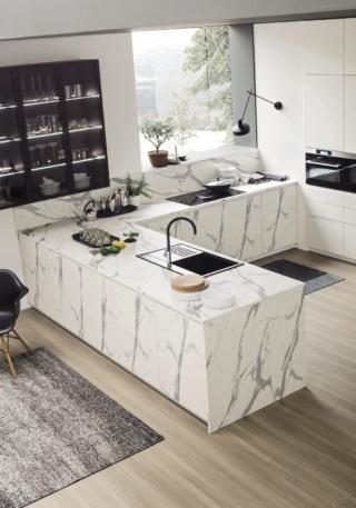 cucina con penisola Loft Urban di Arrex in finitura laminato Calacatta cucina con penisola Loft Urban di Arrex in finitura laminato Calacatta