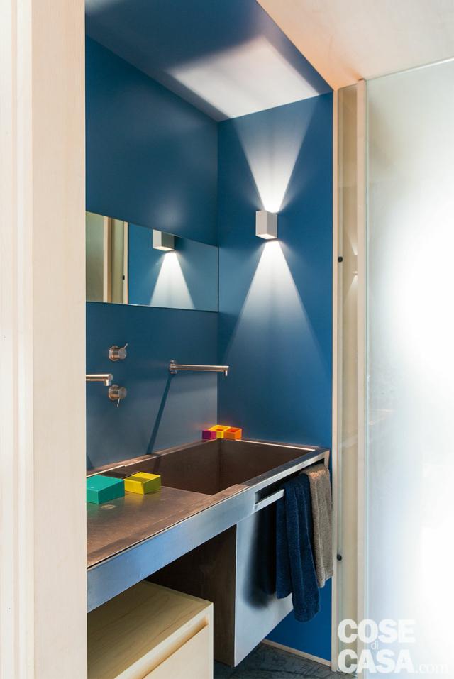 bagno, lavabo sospeso in acciaio, applique, rivestimenti a parete in laminato blu, porta scorrevole bagno, lavabo sospeso in acciaio, applique, rivestimenti a parete in laminato blu, porta scorrevole
