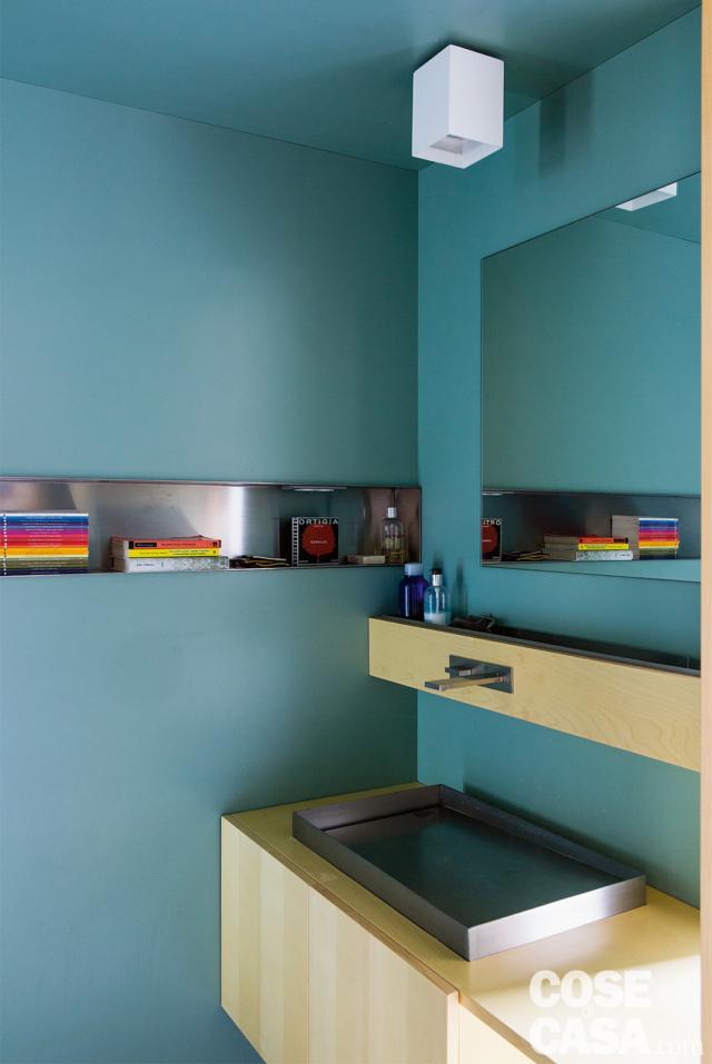 bagno, pareti rivestite in laminato azzurro, nicchia orizzontale portaoggetti, mobile sospeso in multistrato, lavabo da appoggio in acciaio, mensola, specchio, faretto bianco bagno, pareti rivestite in laminato azzurro, nicchia orizzontale portaoggetti, mobile sospeso in multistrato, lavabo da appoggio in acciaio, mensola, specchio, faretto bianco