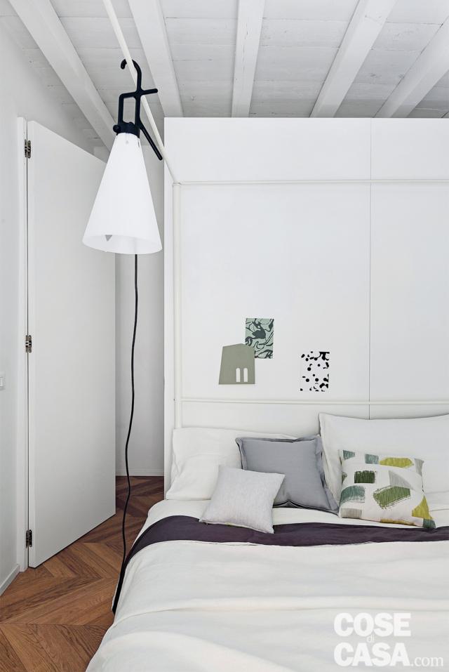 Camera matrimoniale, letto, lampada, ingresso della cabina armadio dietro al letto Camera matrimoniale, letto, lampada, ingresso della cabina armadio dietro al letto