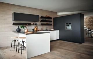 cucina con una piccola penisola basi bianche e top melaminico bronzite Maxima di Cesar cucina con una piccola penisola basi bianche e top melaminico bronzite Maxima di Cesar