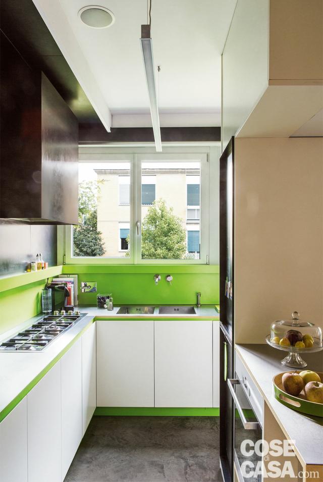 cucina, piano cottura a gas in linea, colonna, forno incassato, finestra, rivestimenti in laminato verde acido, pensili, pavimento in cemento cucina, piano cottura a gas in linea, colonna, forno incassato, finestra, rivestimenti in laminato verde acido, pensili, pavimento in cemento
