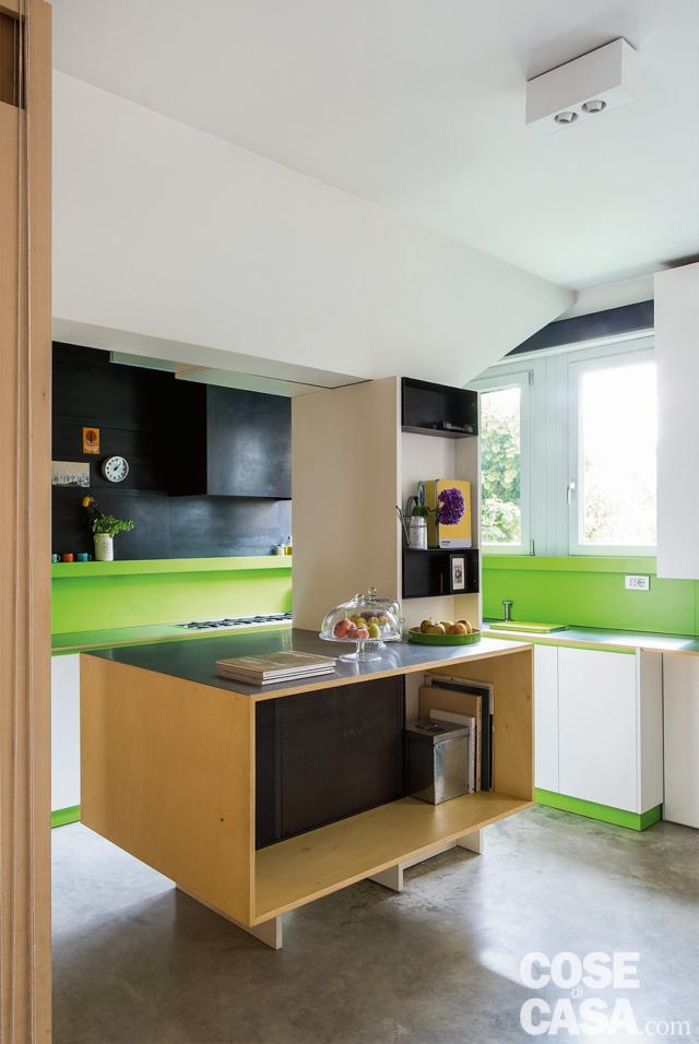 cucina. finiture in laminato verde acido, composizione angolare, finestra, blocco centrale a isola, ribassamento, pavimento in cemento cucina. finiture in laminato verde acido, composizione angolare, finestra, blocco centrale a isola, ribassamento, pavimento in cemento