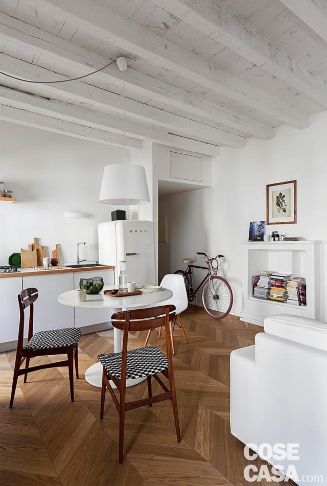 travi a vista, area living, tavolo da pranzo, sedie in legno con seduta imbottita, zona cottura, frigorifero anni '50 travi a vista, area living, tavolo da pranzo, sedie in legno con seduta imbottita, zona cottura, frigorifero anni '50