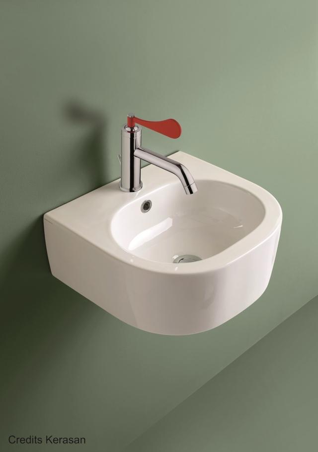 rubinetto da appoggio a bocca fissa per lavabo della serie Paola&Thebathroom di Desivero ha robusta al tempo stesso morbida leva di comando dal design moderno e divertente rubinetto da appoggio a bocca fissa per lavabo della serie Paola&Thebathroom di Desivero ha robusta al tempo stesso morbida leva di comando dal design moderno e divertente