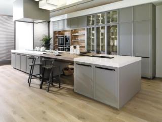 cucina con isola e con al centro un bancone snack a ponte impiallacciato Rovere rustificato con finitura Roble puro modello Linea Emotions di Gamadecor by Porcelanosa Grupo cucina con isola e con al centro un bancone snack a ponte impiallacciato Rovere rustificato con finitura Roble puro modello Linea Emotions di Gamadecor by Porcelanosa Grupo