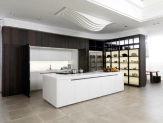 cucina in rovere con isola candida e ante laccate snow white Gamadecor by Quique Dacosta di Porcelanosa Grupo cucina in rovere con isola candida e ante laccate snow white Gamadecor by Quique Dacosta di Porcelanosa Grupo