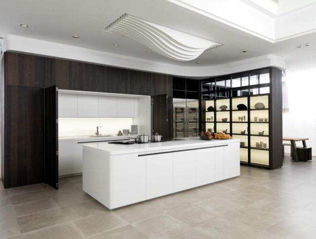 cucina in rovere con isola candida e ante laccate snow white Gamadecor by Quique Dacosta di Porcelanosa Grupo cucina in rovere con isola candida e ante laccate snow white Gamadecor by Quique Dacosta di Porcelanosa Grupo