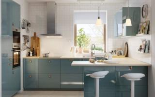 cucina modulare con ante Kallarp di Ikea Italia con mini penisola bancone snack cucina modulare con ante Kallarp di Ikea Italia con mini penisola bancone snack