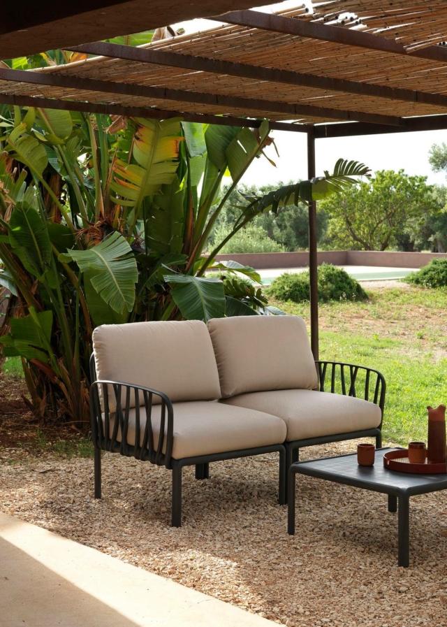 Komodo di Nardi è il divano per esterno componibile: è composto da moduli accostabili con la struttura in resina fiberglass. Komodo di Nardi è il divano per esterno componibile: è composto da moduli accostabili con la struttura in resina fiberglass.