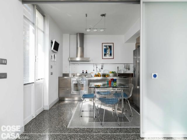 zoccolino di marmo di Carrara con poche venature grigie zoccolino di marmo di Carrara con poche venature grigie