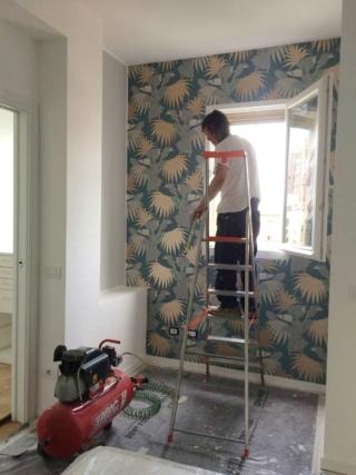 posa della carta da parati in camera matrimoniale posa della carta da parati in camera matrimoniale